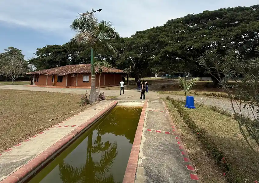 Complejo campestre con piscina y zonas verdes